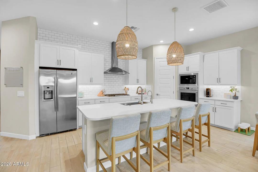 Real Estate Picture 4