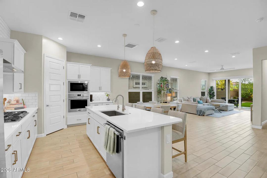 Real Estate Picture 3