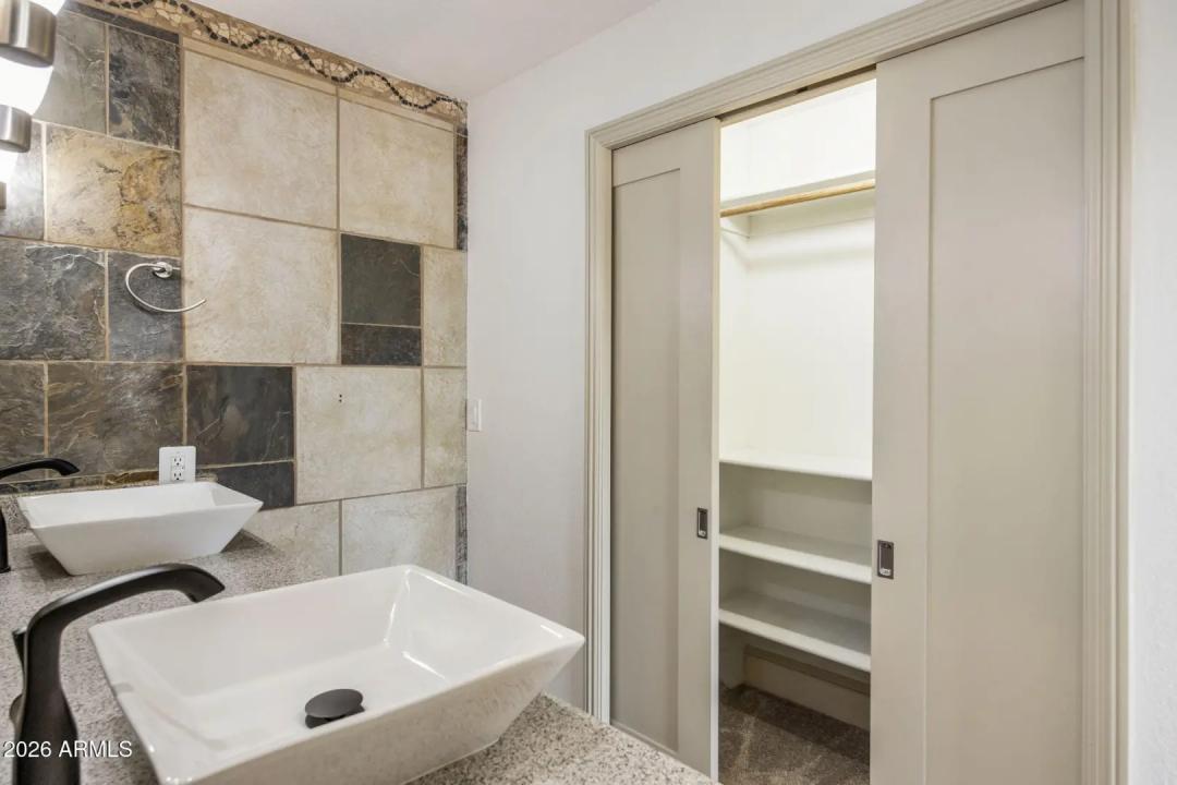 Real Estate Picture 14