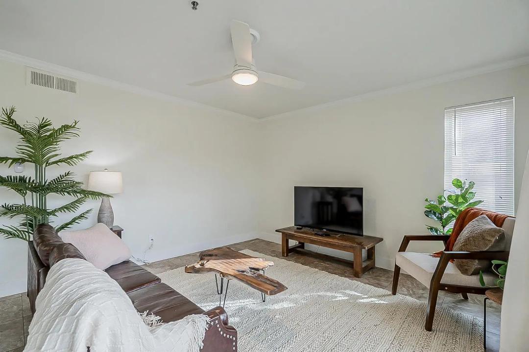Real Estate Picture 9