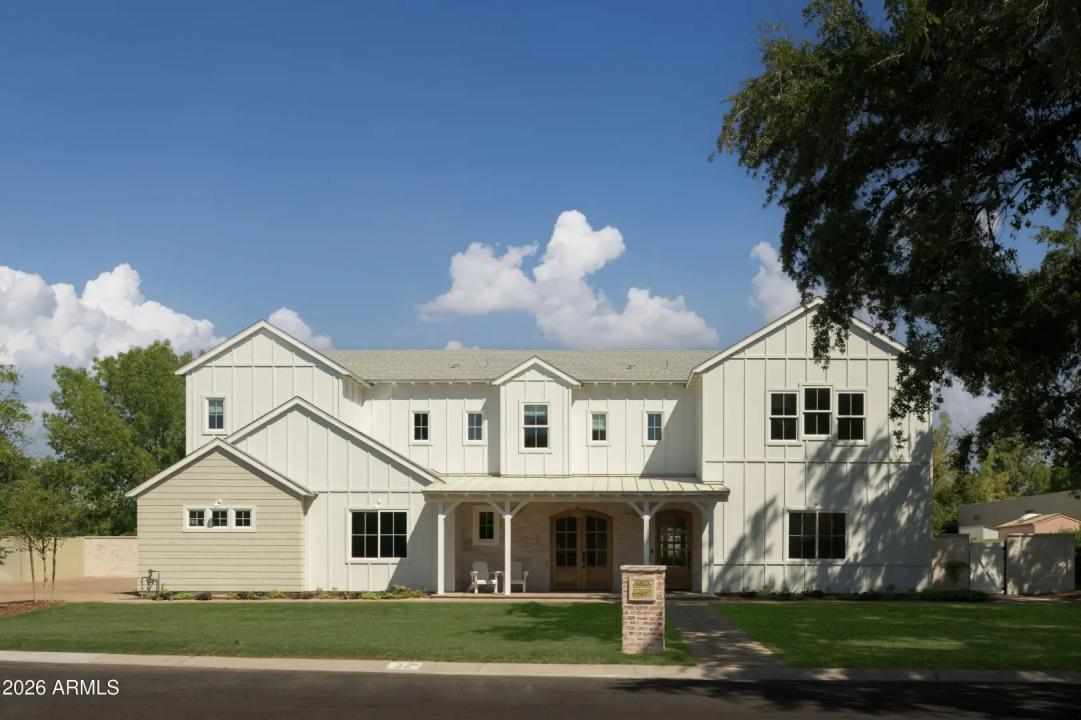 32 W LINGER Lane Phoenix AZ 85021