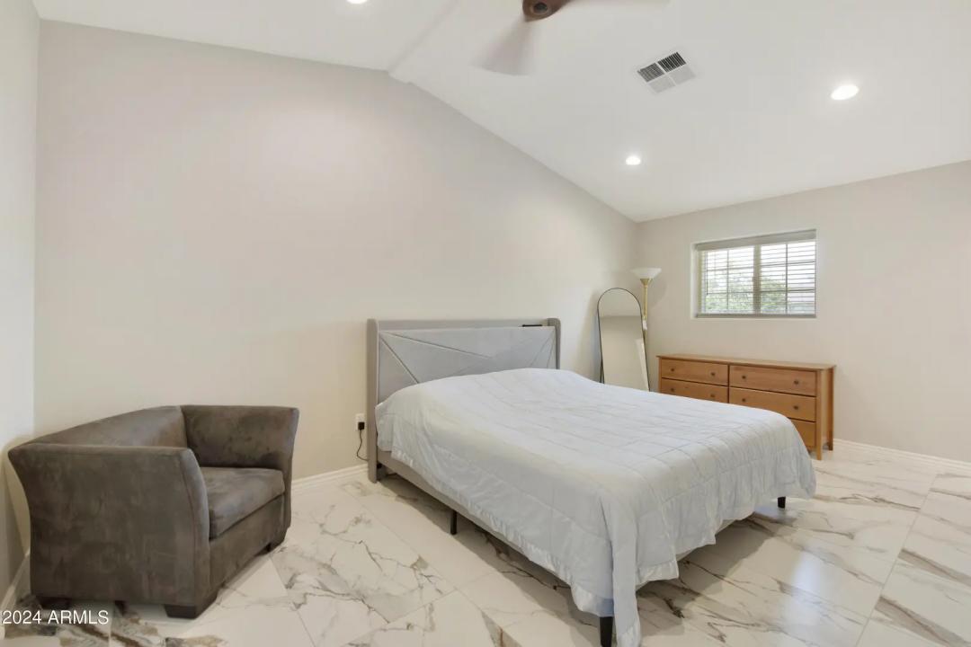 Real Estate Picture 14