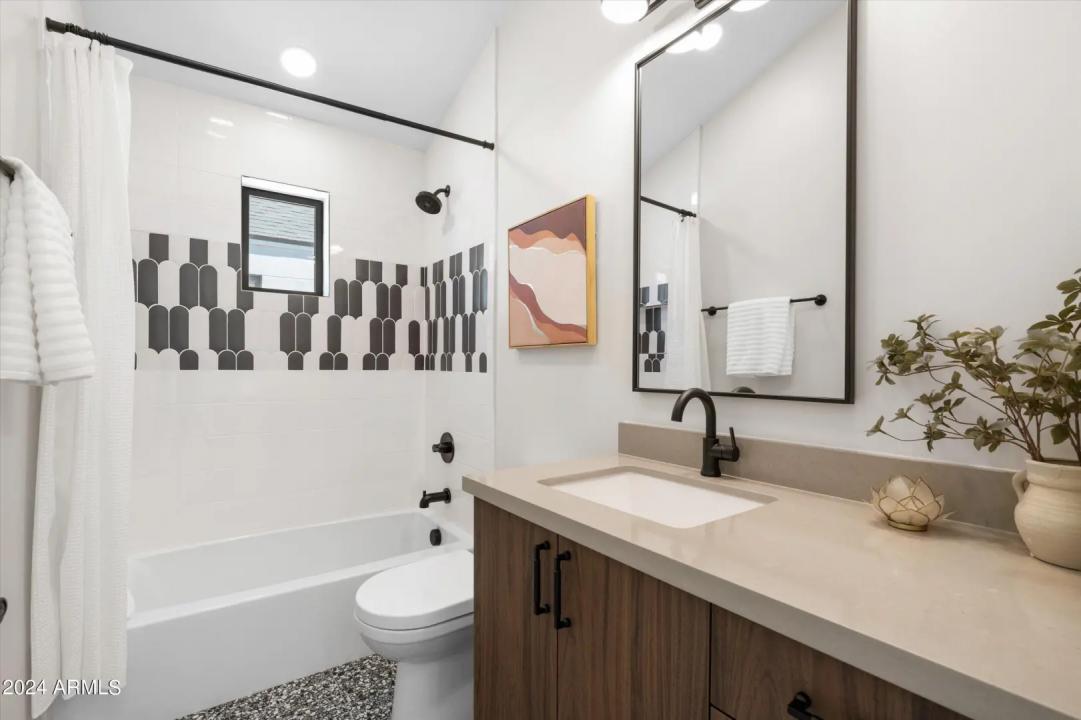 Real Estate Picture 24