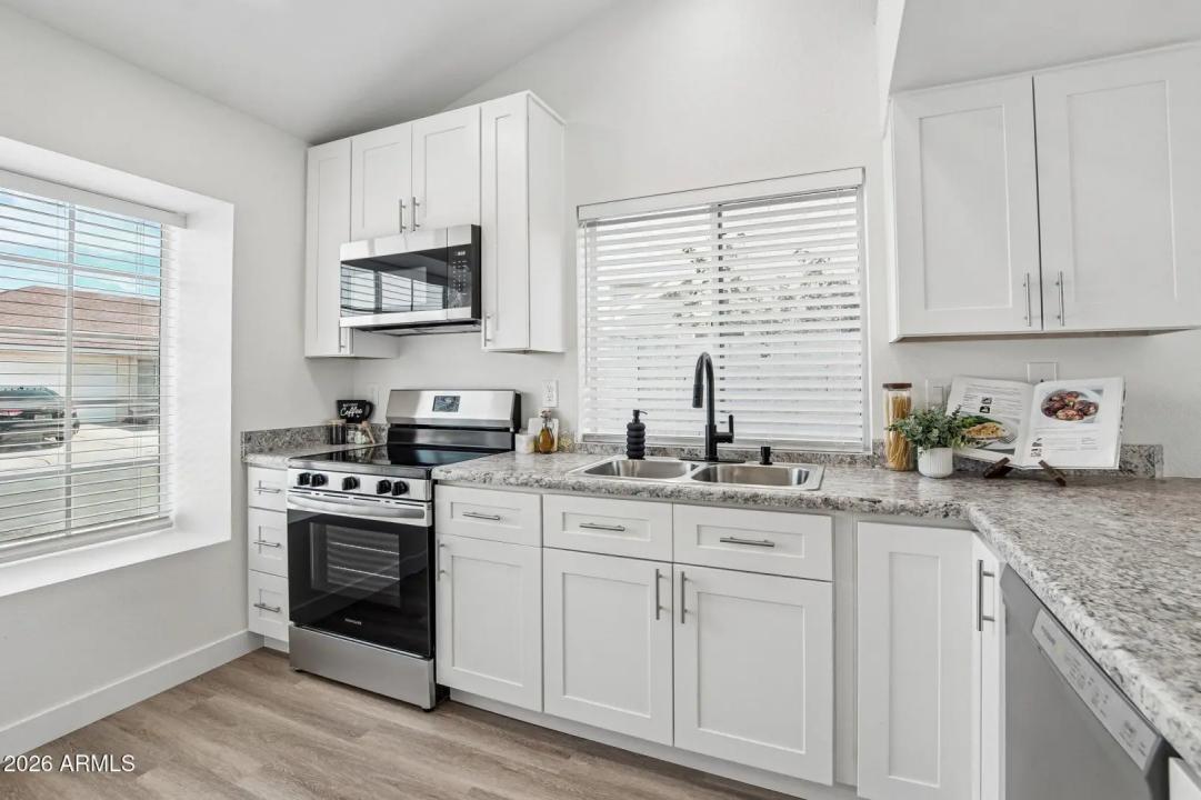 Real Estate Picture 12