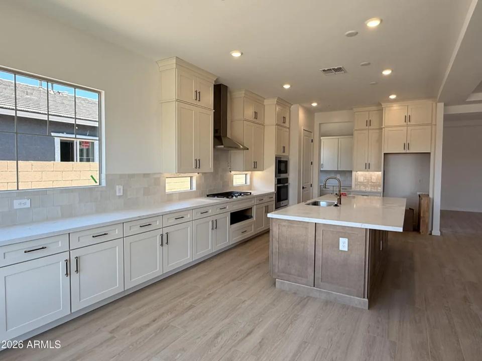 Real Estate Picture 4