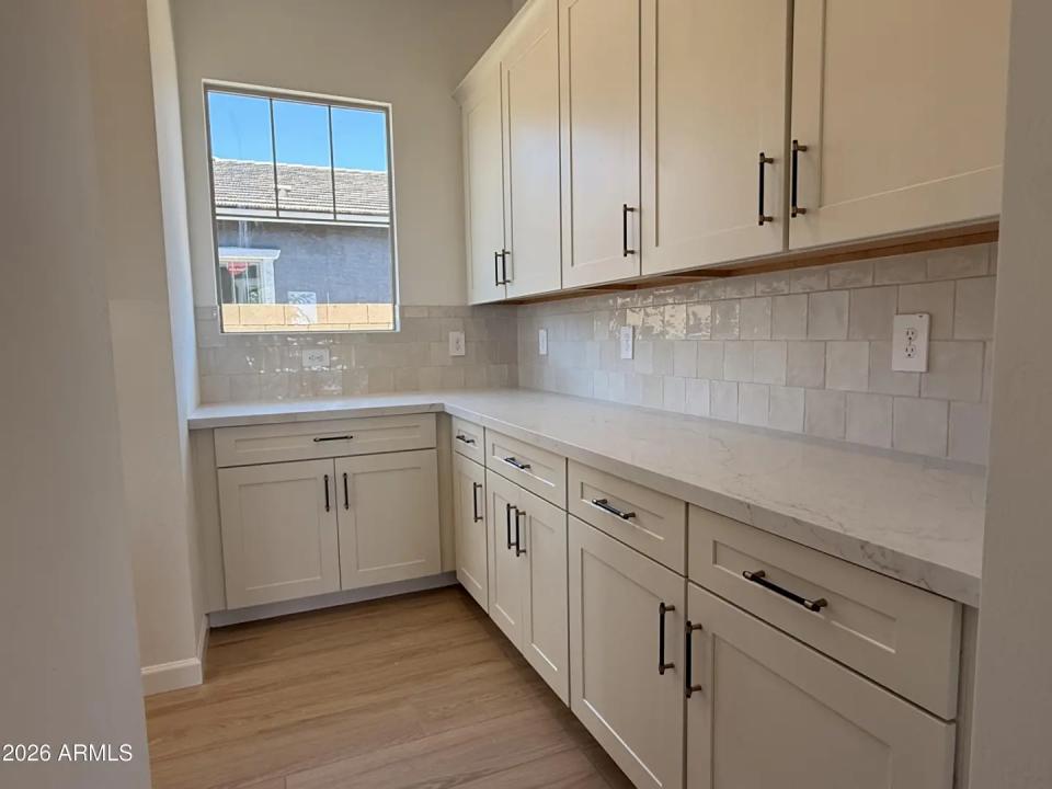 Real Estate Picture 8