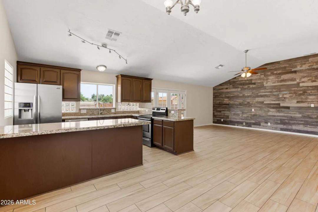 Real Estate Picture 5
