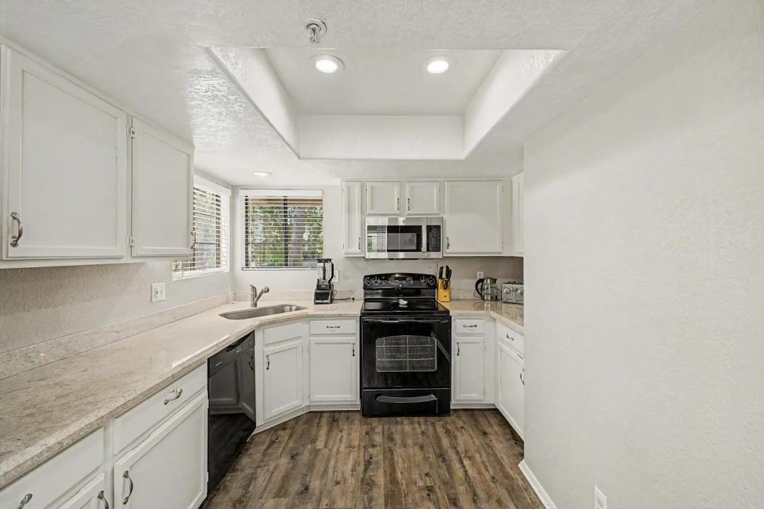 Real Estate Picture 11