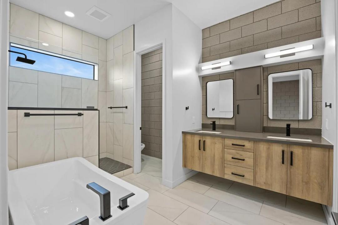 Real Estate Picture 3