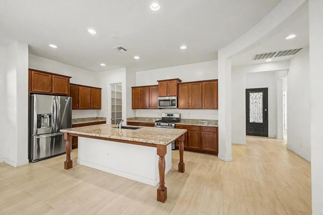 Real Estate Picture 7