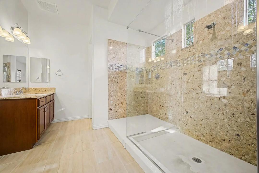 Real Estate Picture 13