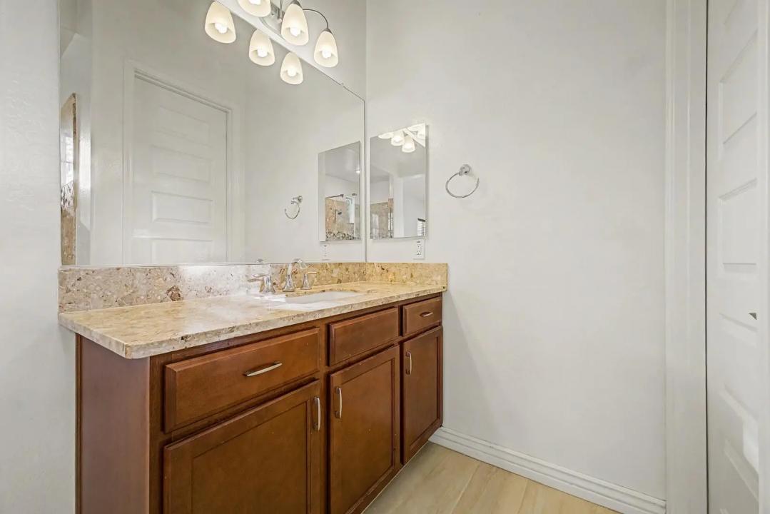 Real Estate Picture 14