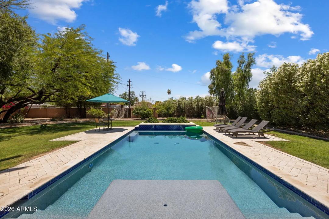 Real Estate Picture 4