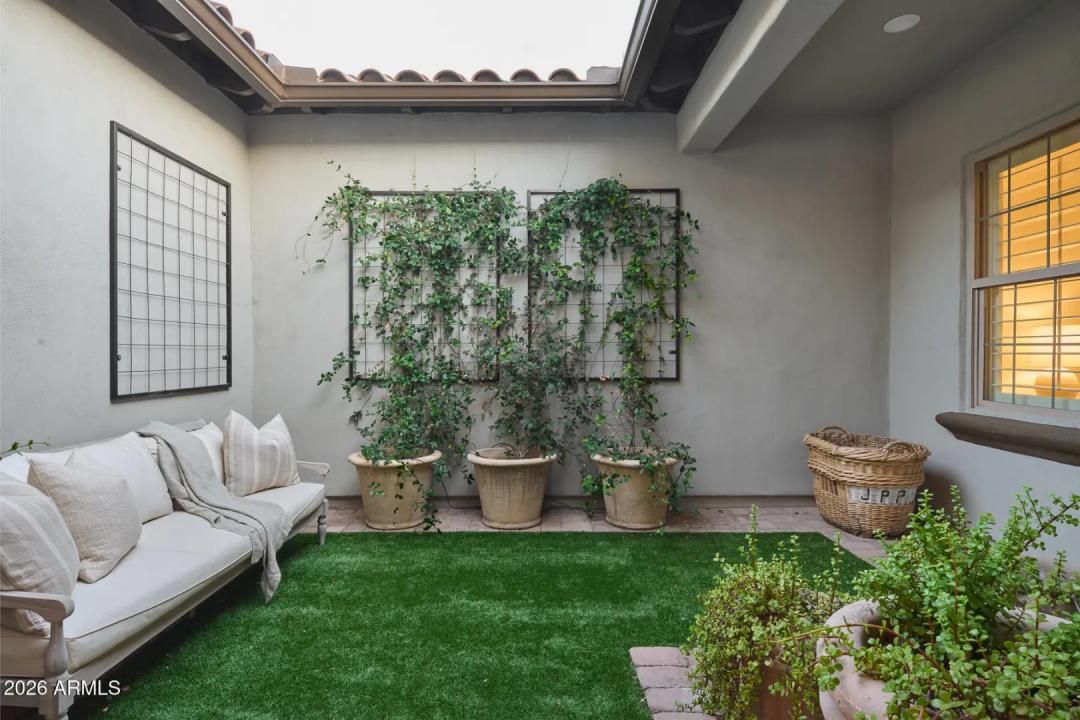 Real Estate Picture 11