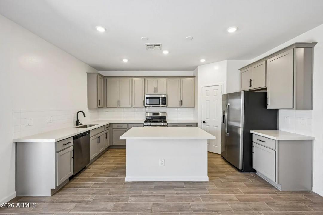Real Estate Picture 11