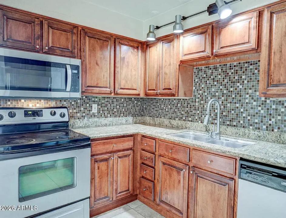 Real Estate Picture 14