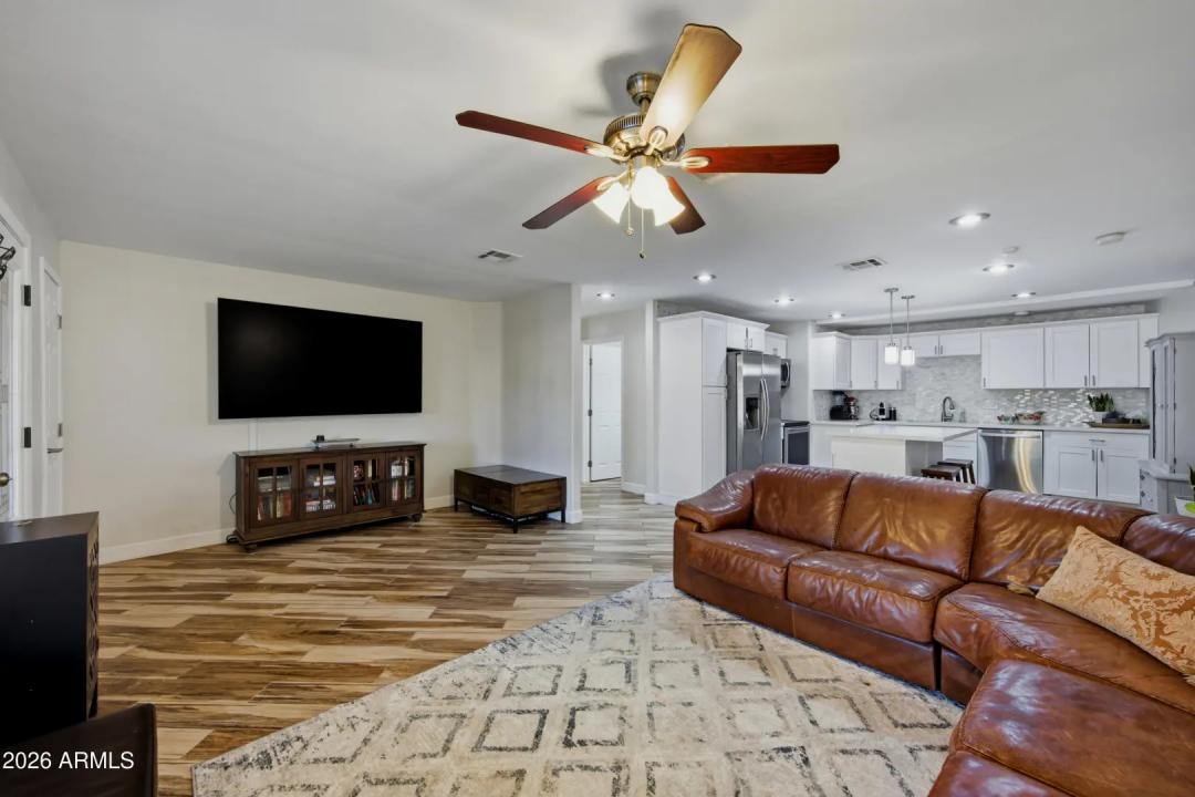 Real Estate Picture 4