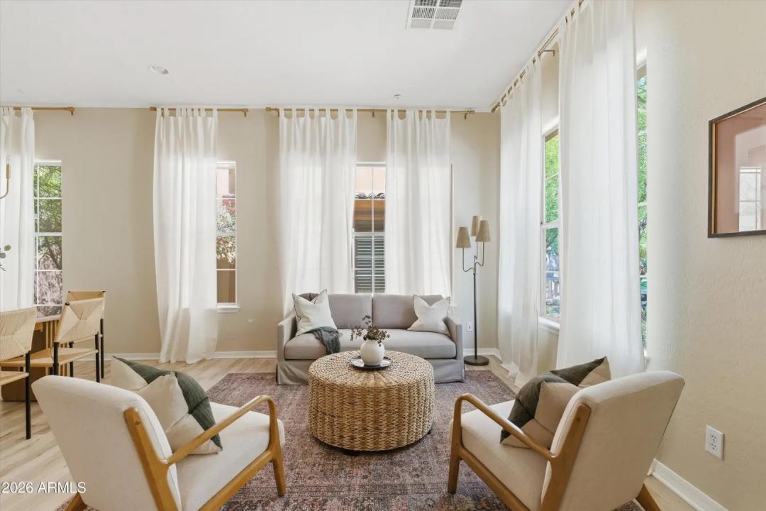 Real Estate Picture 4
