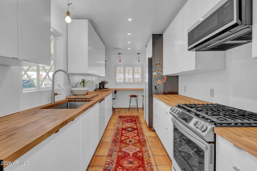 Real Estate Picture 9