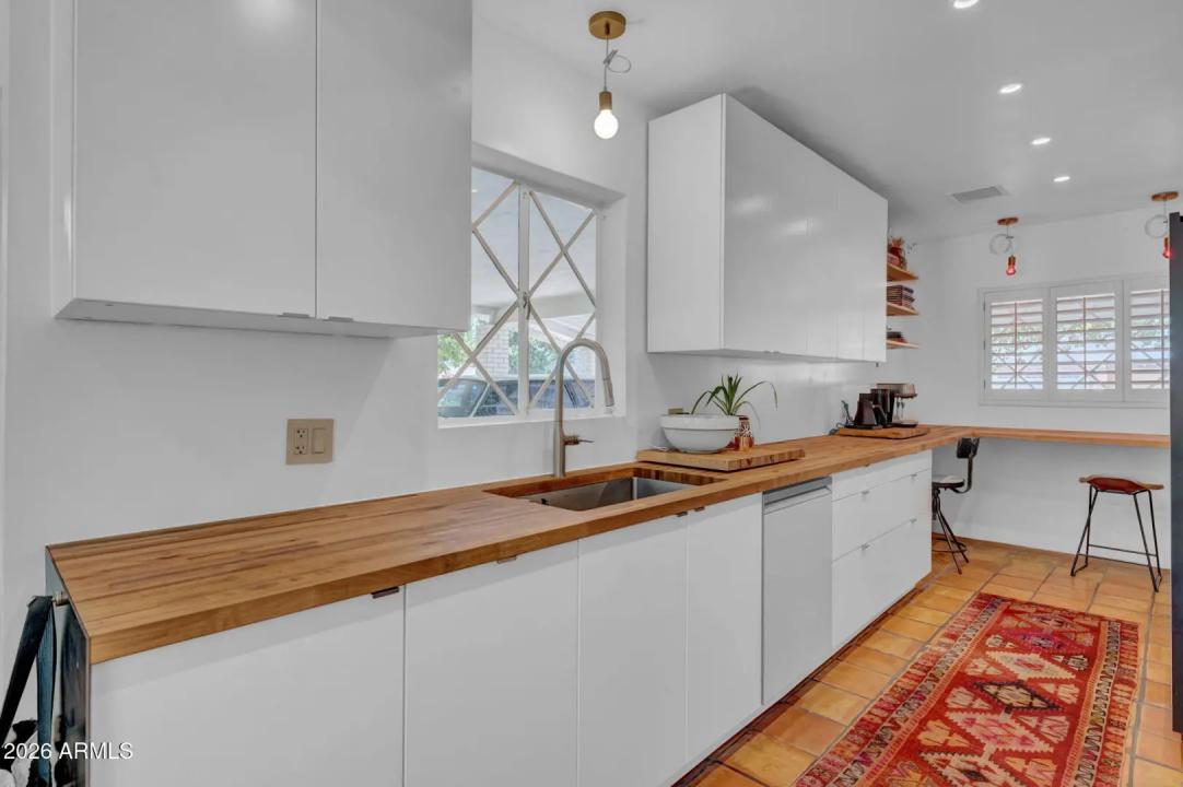 Real Estate Picture 11