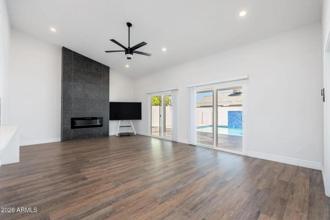 Real Estate Picture 9