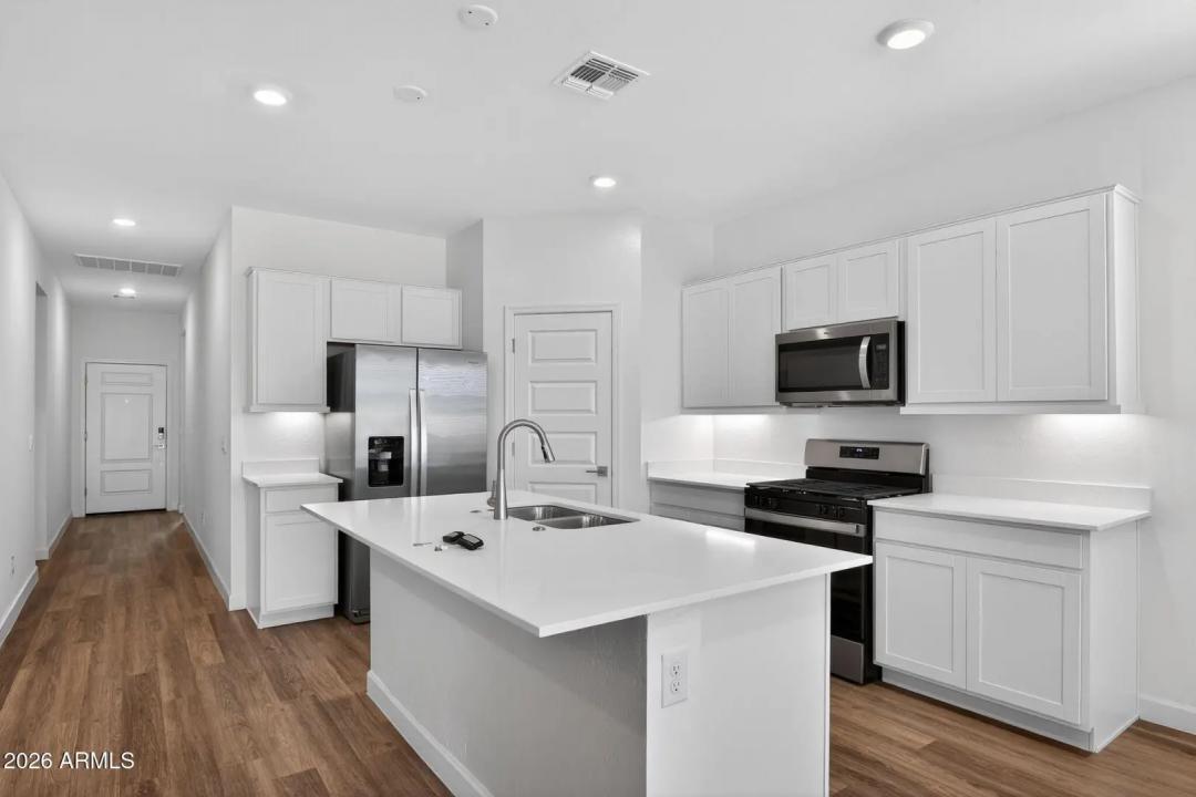 Real Estate Picture 4
