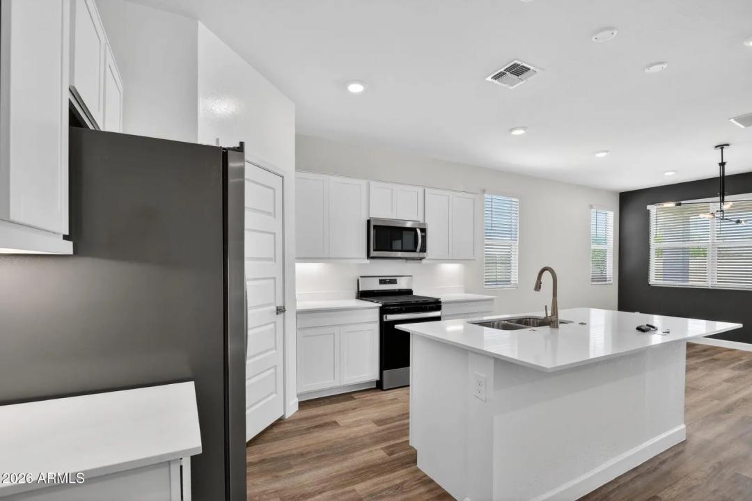 Real Estate Picture 5