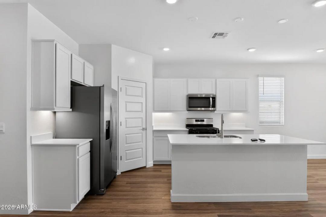 Real Estate Picture 7