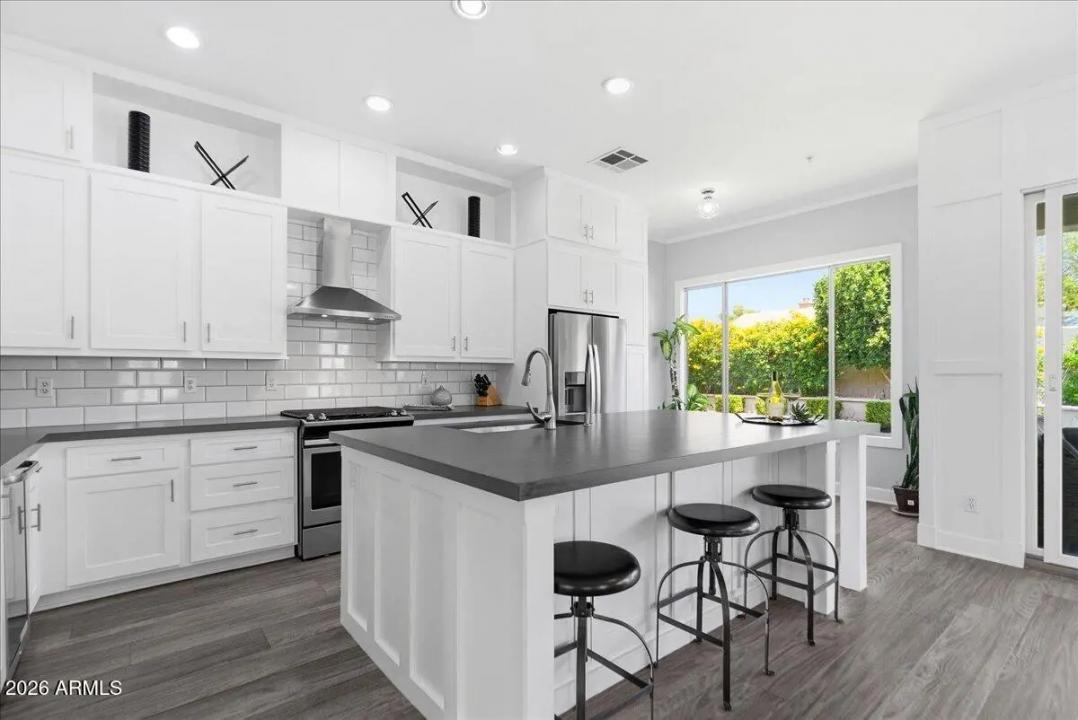 Real Estate Picture 8