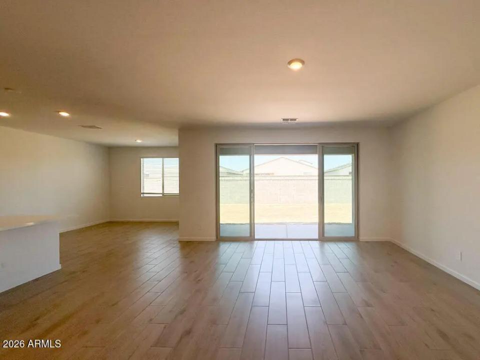 Real Estate Picture 4
