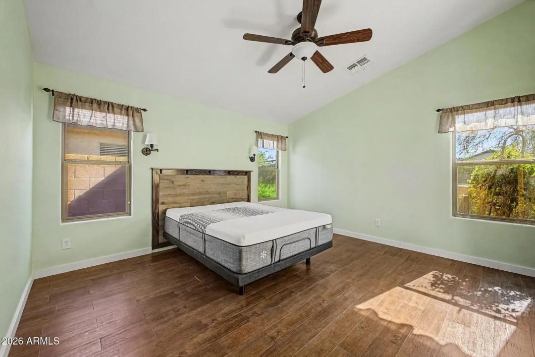 Real Estate Picture 14