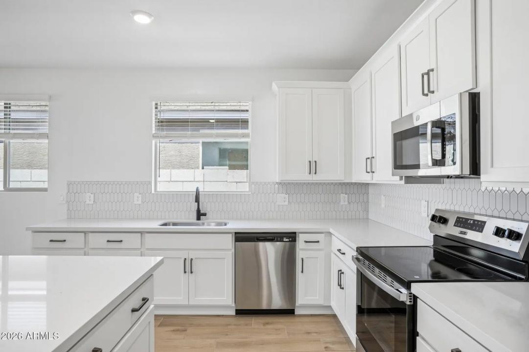 Real Estate Picture 8