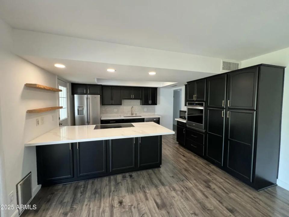 Real Estate Picture 4