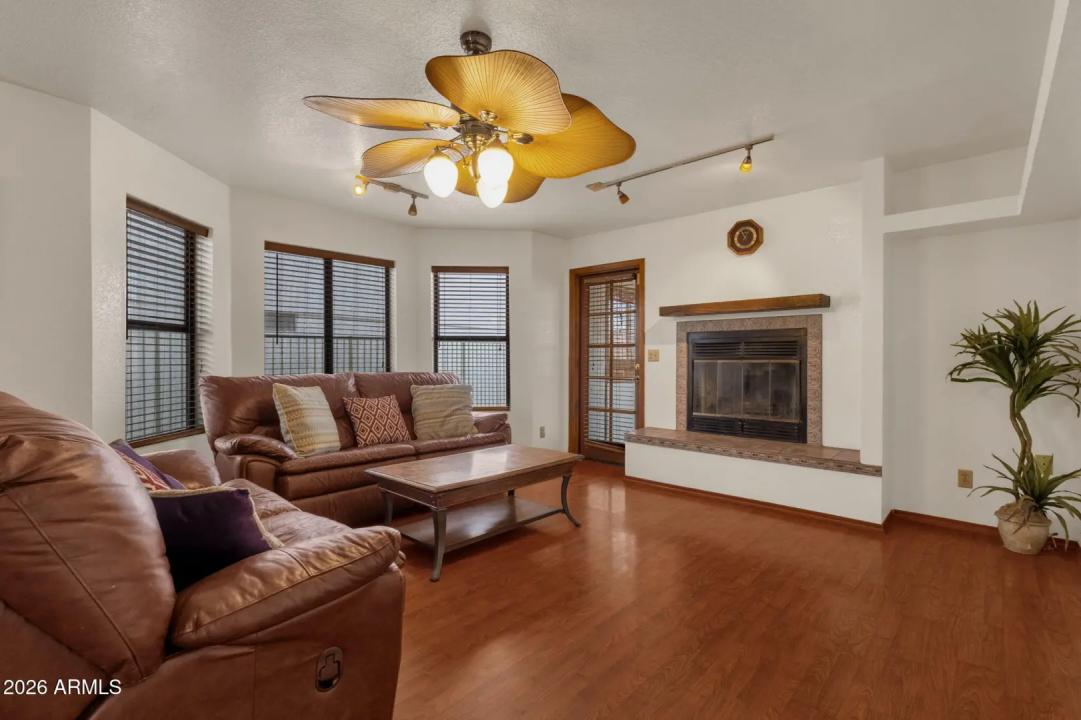 Real Estate Picture 4