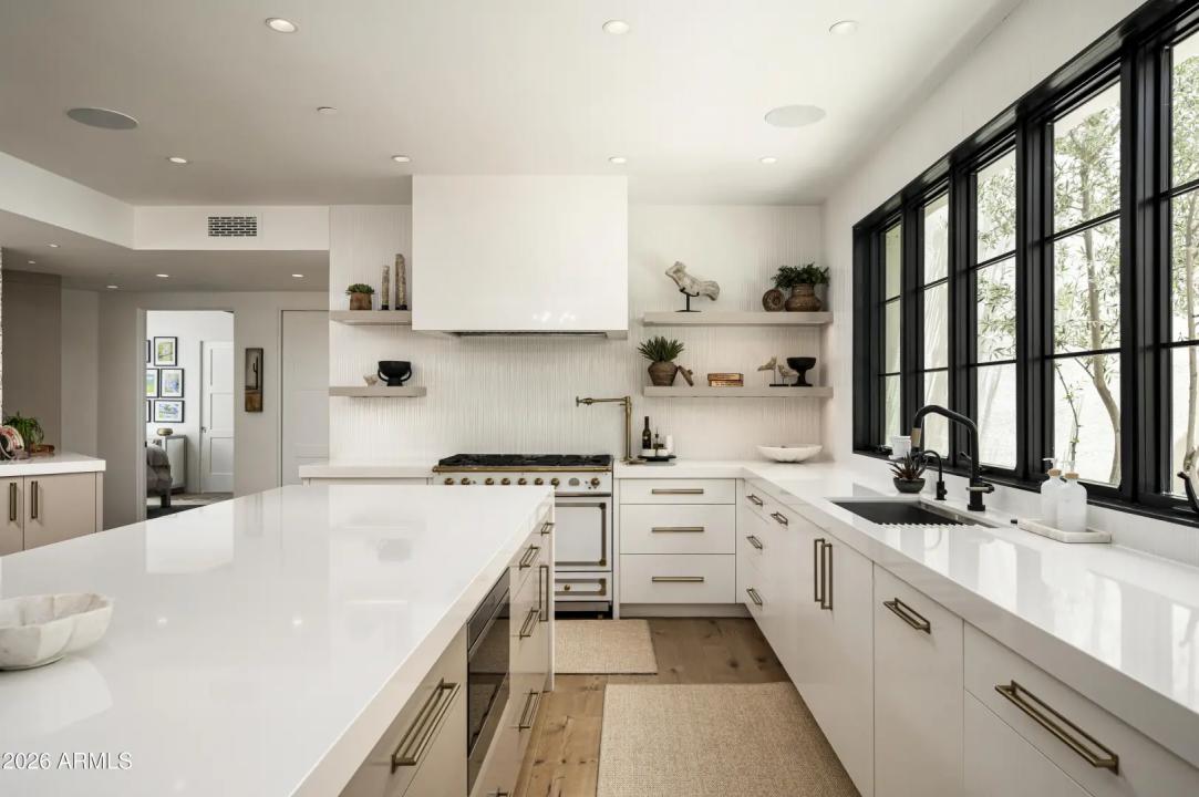 Real Estate Picture 9