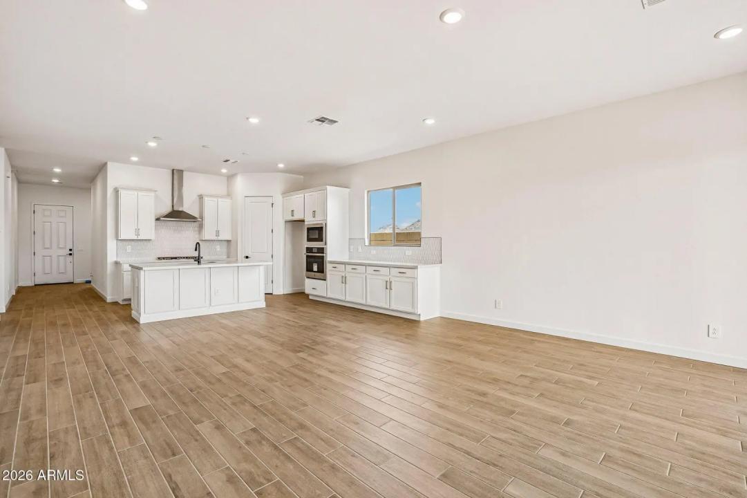 Real Estate Picture 8
