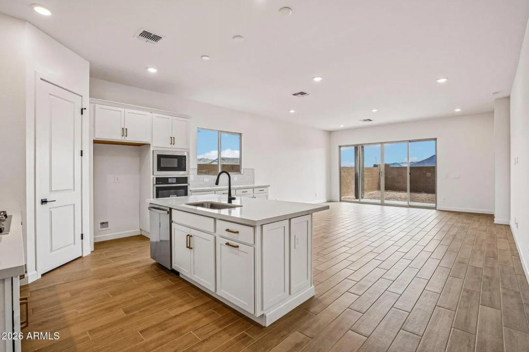 Real Estate Picture 11