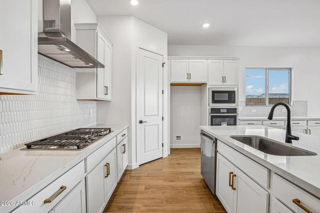 Real Estate Picture 12
