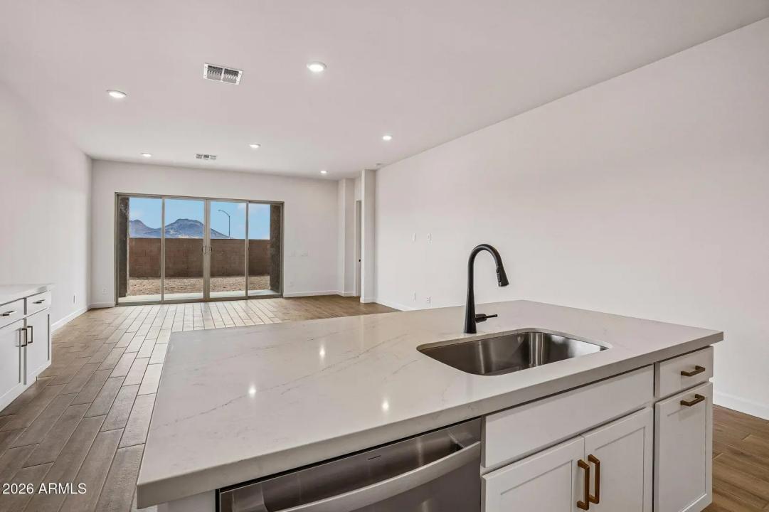 Real Estate Picture 14