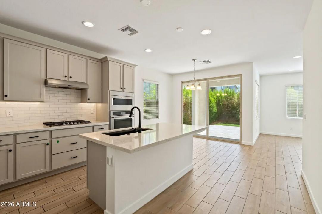 Real Estate Picture 5