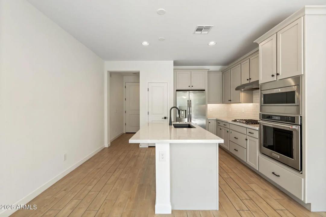 Real Estate Picture 6