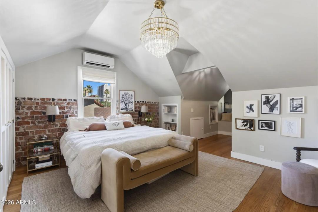 Real Estate Picture 4