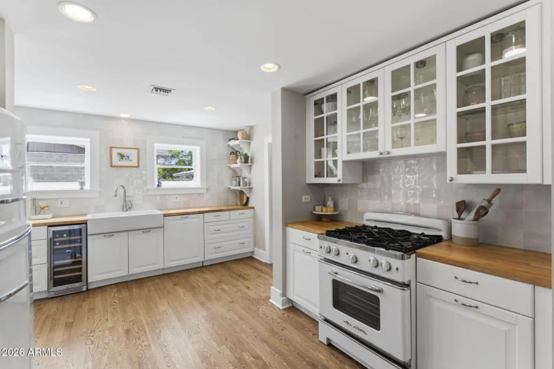 Real Estate Picture 3