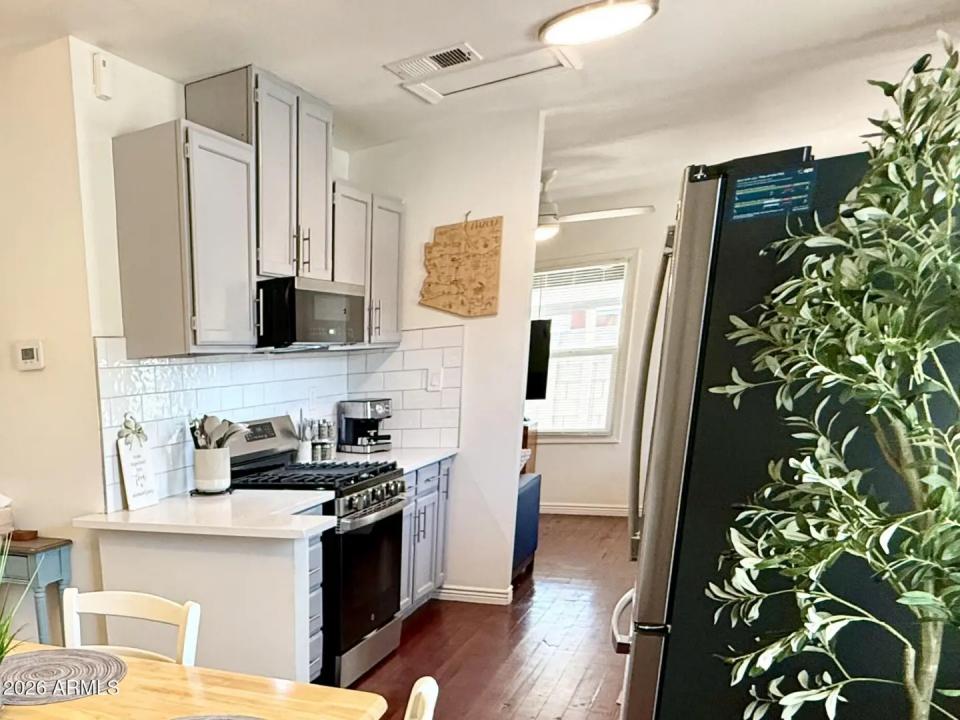 Real Estate Picture 8