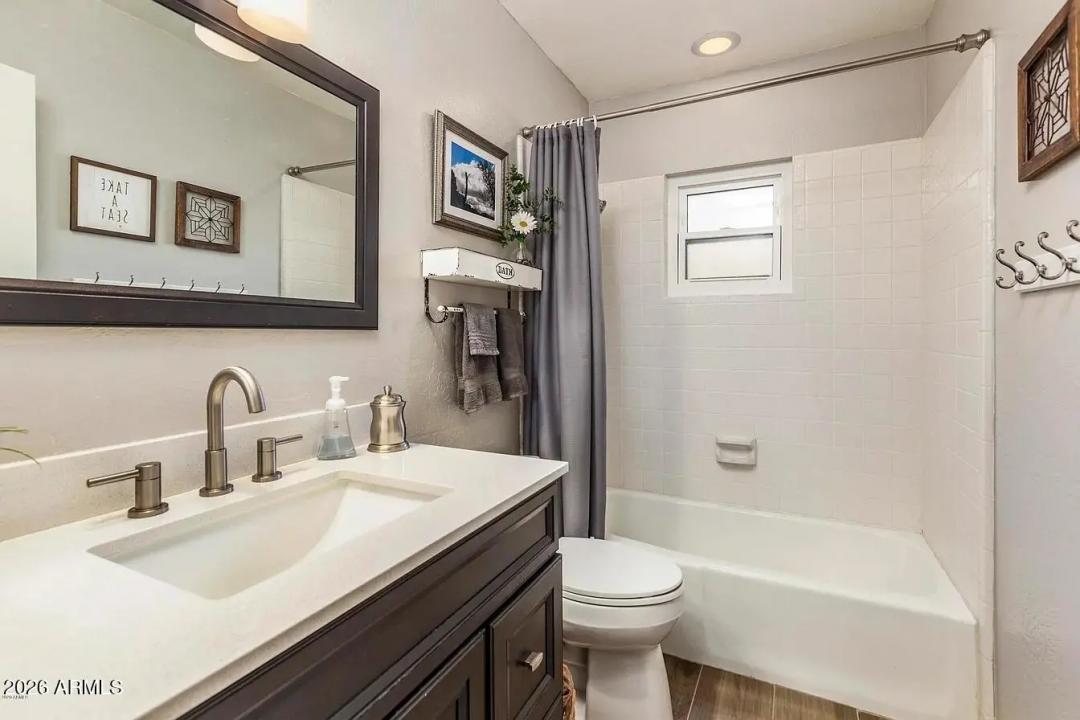 Real Estate Picture 8