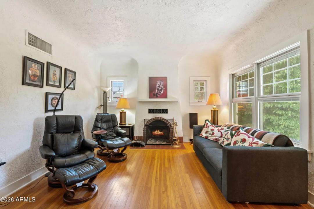 Real Estate Picture 4