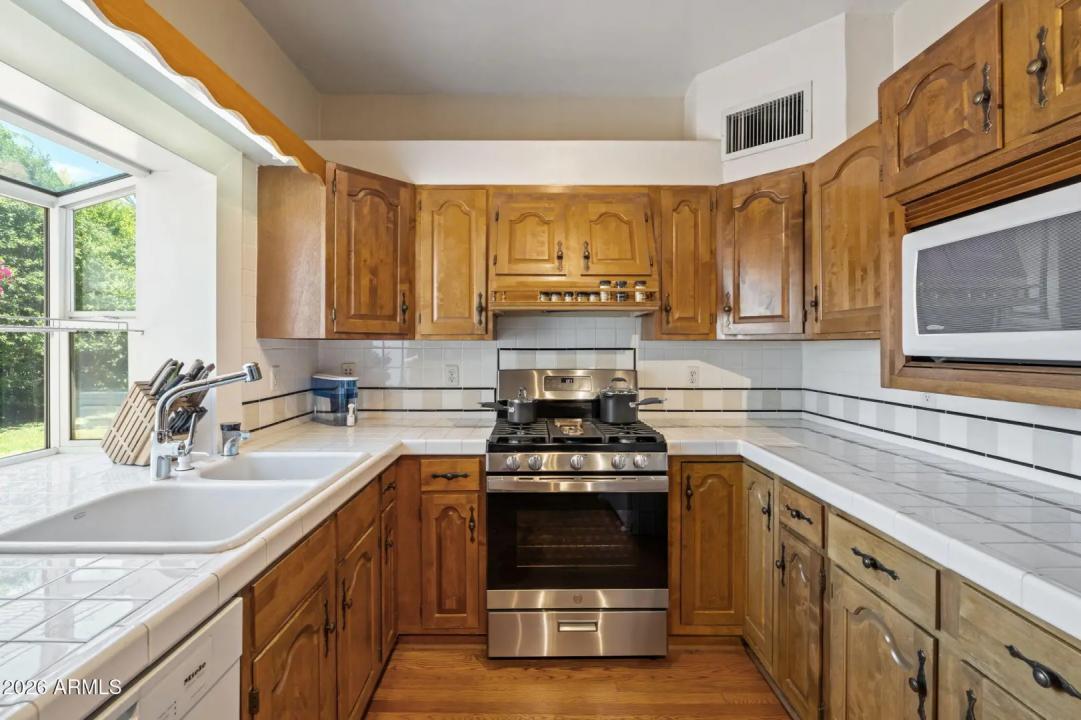 Real Estate Picture 9