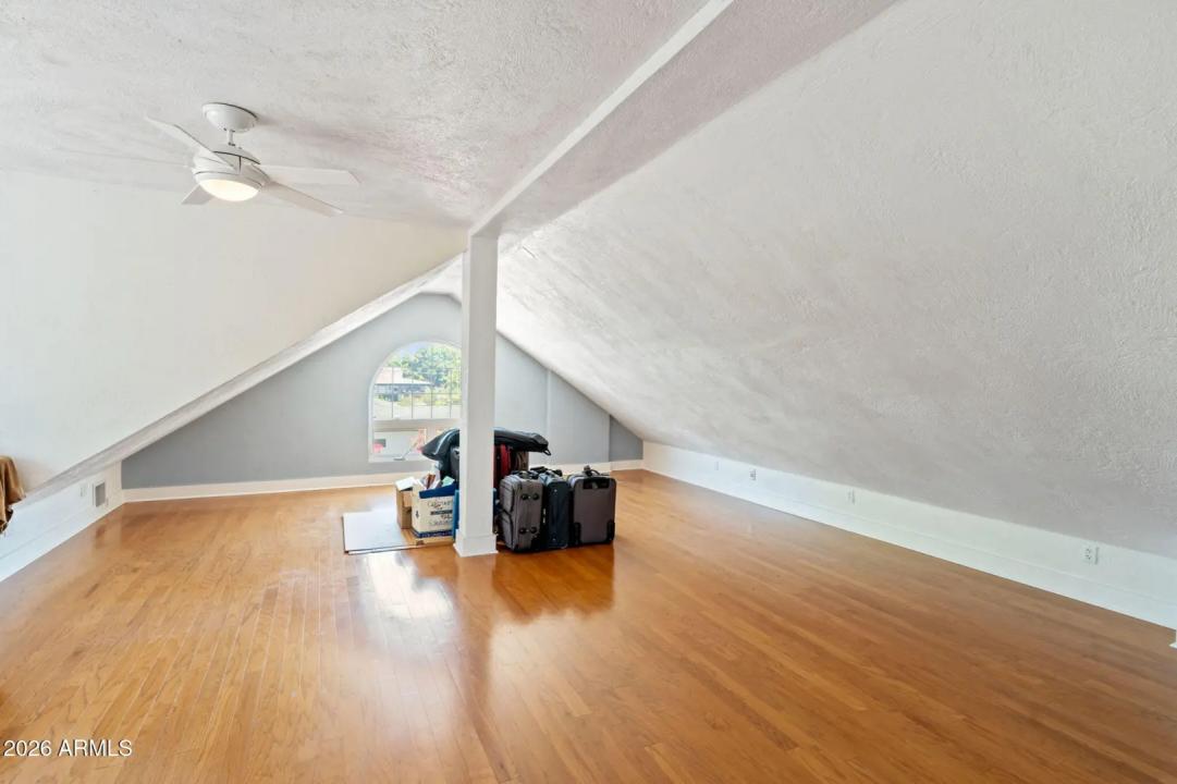 Real Estate Picture 25