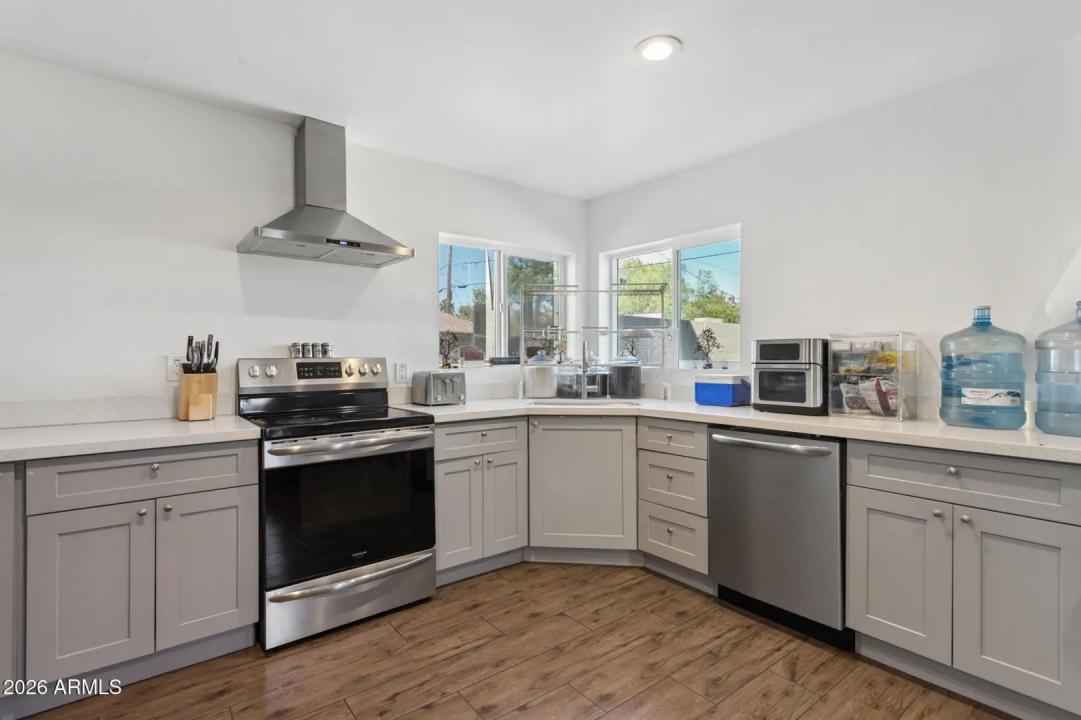 Real Estate Picture 3