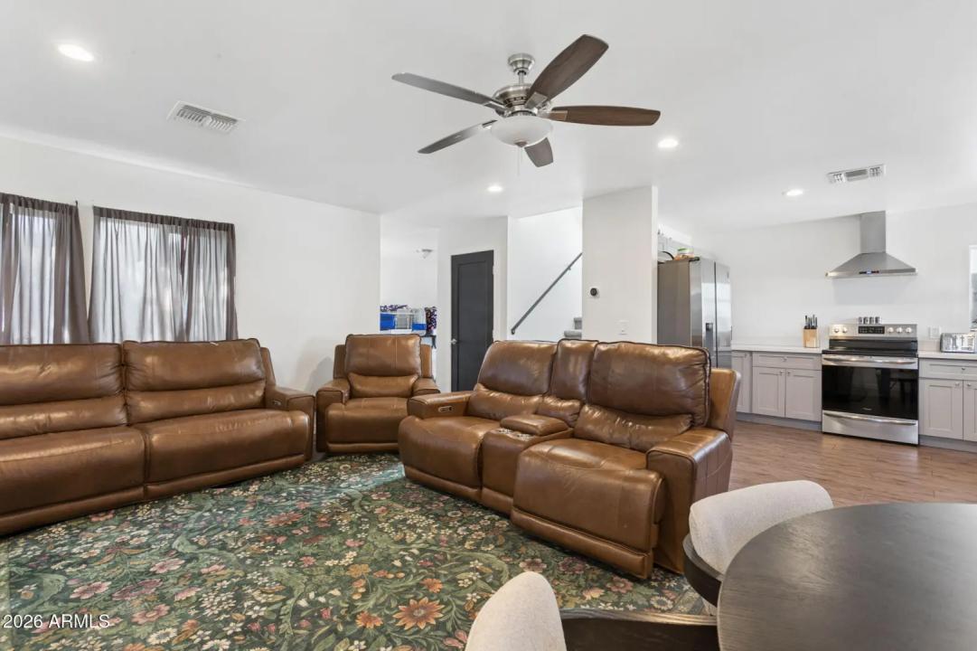 Real Estate Picture 4